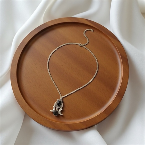 Elegant Celestial Crescent Moon Pendant Necklace - Picture 1 of 6